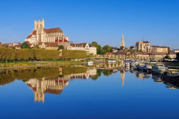 オセール、大聖堂とヨンヌ川 — ストック写真