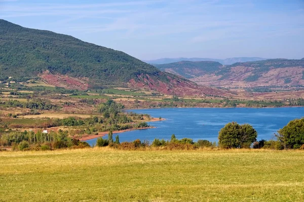 Lac du Salagou ในฝรั่งเศส — ภาพถ่ายสต็อก