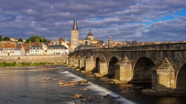 La Charité-sur-Loire i Bourgogne, staden och floden Loire — Stockfoto