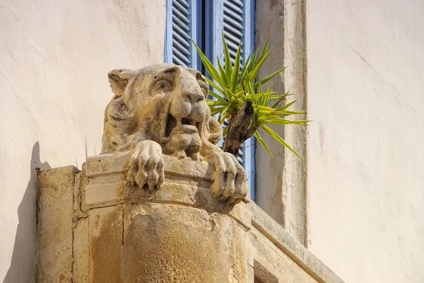 Old stone lion sculpture — Stock Photo, Image