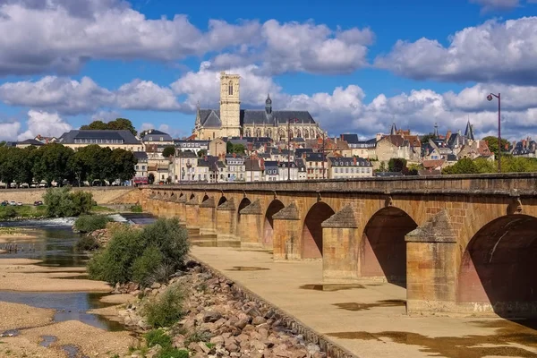 Nevers i Bourgogne, katedralen och floden Loire — Stockfoto