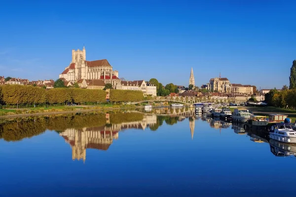 Auxerre, katedrála a řeky Yonne — Stock fotografie