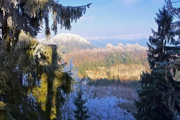 Bergskedjan Elbsandsteingebirge vintertid, Teichstein — Stockfoto