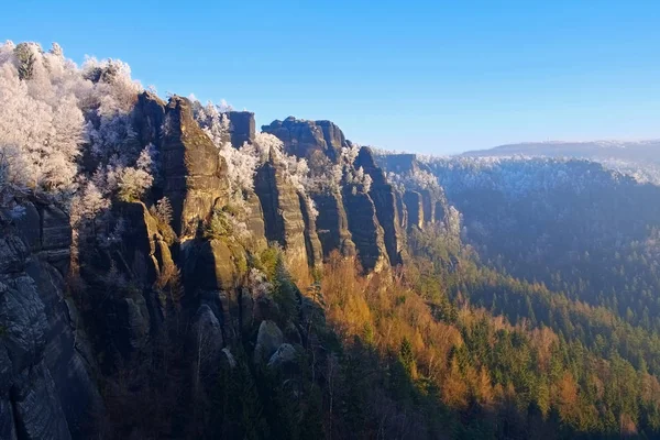 Elba montañas de piedra arenisca en invierno, Winterberg — Foto de Stock