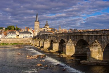 La Charite-sur-Loire Burgundy, şehir ve nehir Loire
