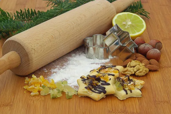 Cozimento de biscoitos no tempo de Natal — Fotografia de Stock