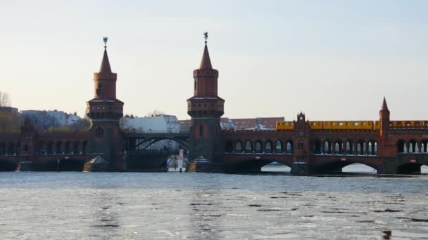 Берлинский мост через Обербамбридж и реку Шпрее — стоковое видео