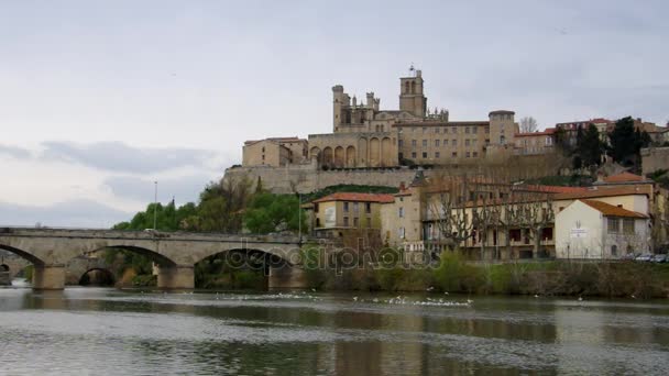 大教堂圣纳泽尔和河 Orb 在贝塞尔曲线法国 — 图库视频影像