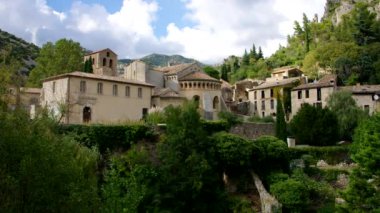 Saint-Guilhem-le-çöl, ortaçağ köyü ve Abbey, Güney Fransa'da
