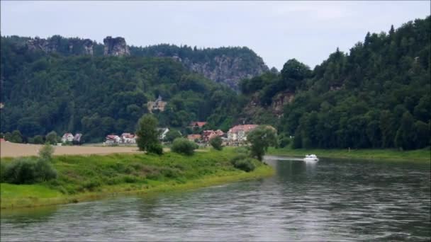 Elbsandsteingebergte-, rivier- en schip — Stockvideo