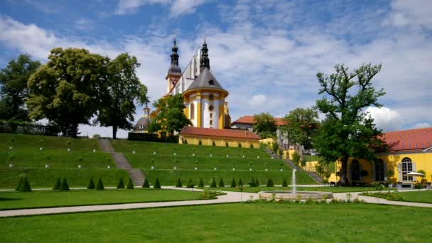 Iglesia Colegiata de Santa María con jardín de claustro en el Monasterio Neuzelle, Brandeburgo, Alemania — Vídeo de stock