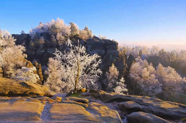 Elba montañas de piedra arenisca en invierno — Foto de Stock