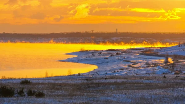 Grossraeschen jezero sunrise v zimě — Stock fotografie