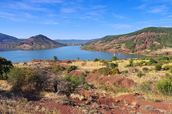 Lac du Salagou ในฝรั่งเศส — ภาพถ่ายสต็อก