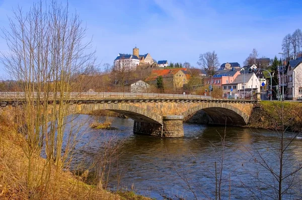 Castillo de Scharfenstein en las montañas de mineral, Sajonia en Alemania — Foto de Stock