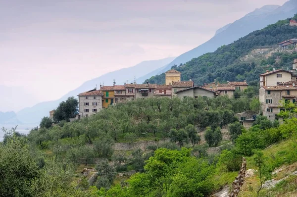 Biaza pequeño pueblo en el lago de Garda — Foto de Stock