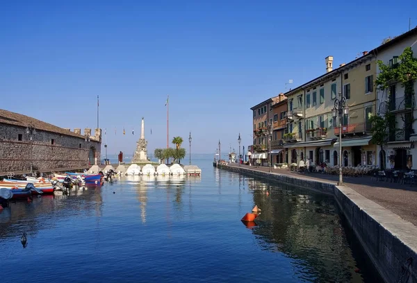 Lazise porto no Lago de Garda, na Itália — Fotografia de Stock