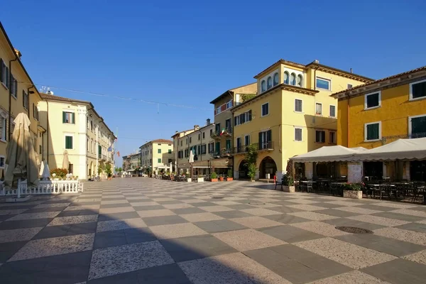 Lazise Pazar sqare Garda Gölü üzerinde