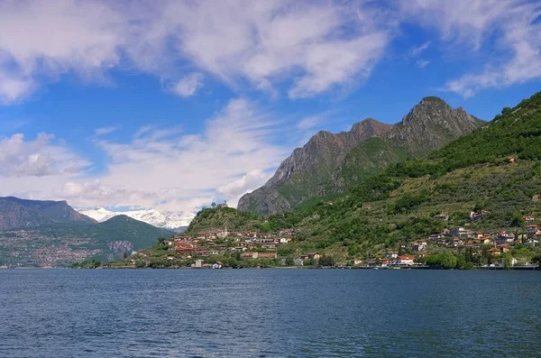 Città di Marone sul lago d'Iseo nelle Alpi — Foto Stock