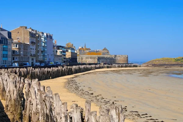 Muromgärdade townen av Saint-Malo strand i Bretagne — Stockfoto