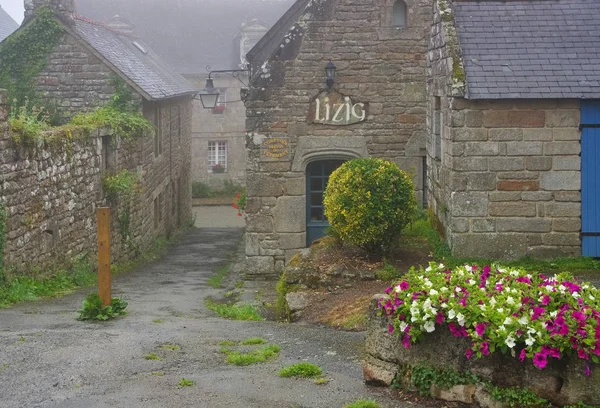 中世纪的村庄 Locronan 在雾，布列塔尼 — 图库照片