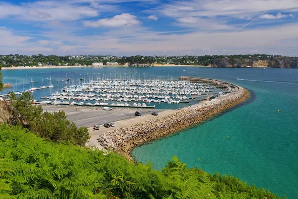 Morgat Marina perto de Batterie du Kador na Bretanha, França — Fotografia de Stock