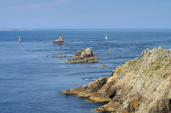 Pointe du Raz and lighthouse Phare de la Vieille in Brittany — Stock Photo, Image