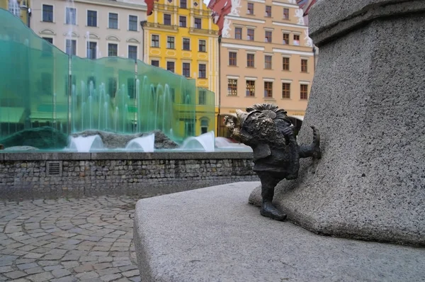 Breslau dwarf and fountain — Stock Photo, Image