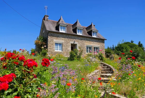 Типичный старый дом и сад в Бретани — стоковое фото