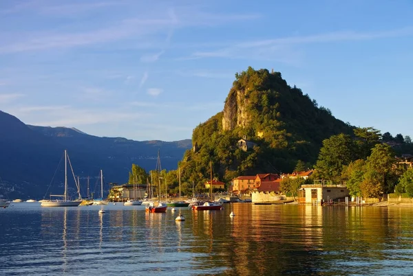 Castelveccana en el lago Lago Maggiore —  Fotos de Stock
