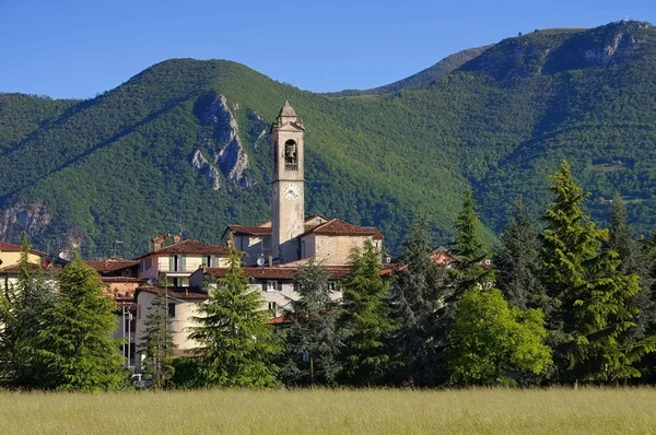 Clusane starego kościoła na jezioro Iseo, Lombardia — Zdjęcie stockowe