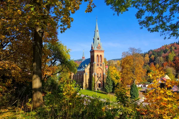Marschendorf 教会在秋天在巨型的山 — 图库照片