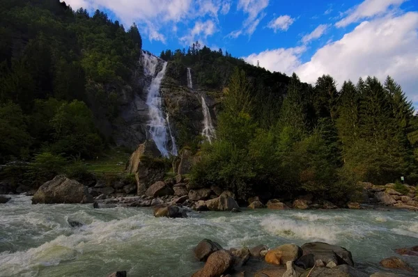 Wodospad Nardis w Alpach — Zdjęcie stockowe