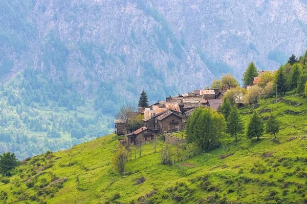 Landsbyen Pequerel i Alperne, Italien - Stock-foto
