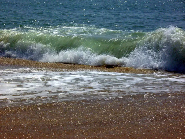 Praia e onda grande — Fotografia de Stock