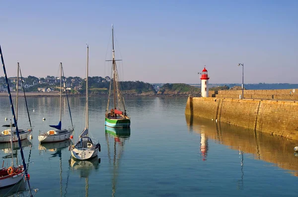 Erquy hamnen i Bretagne, Frankrike — Stockfoto