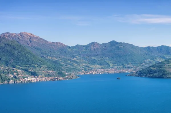 Lago Iseo en los Alpes en el norte de Italia — Foto de Stock