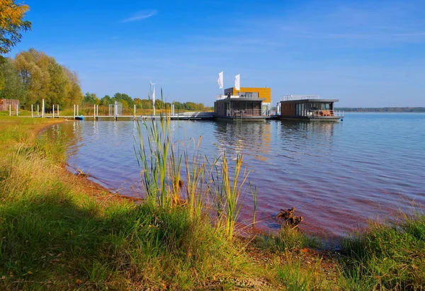 Badehäuser, üppige Seenlandschaft — Stockfoto