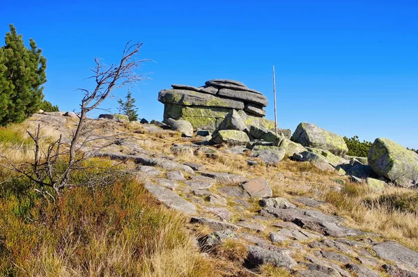 Giant Mountains kızlık kayalarda — Stok fotoğraf