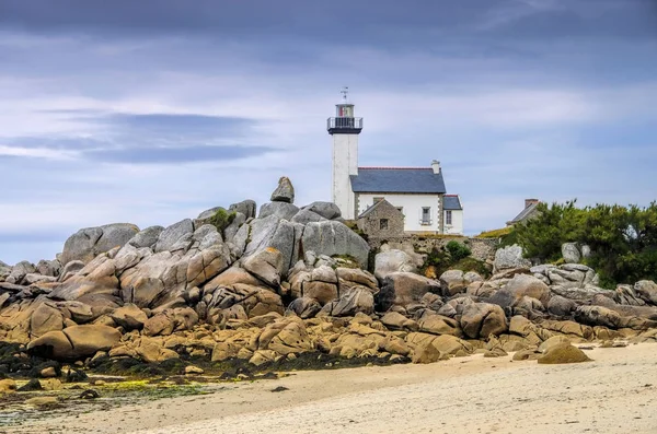 Faro Pontusval en la playa de Kerlouan en Finistere en Bretaña —  Fotos de Stock