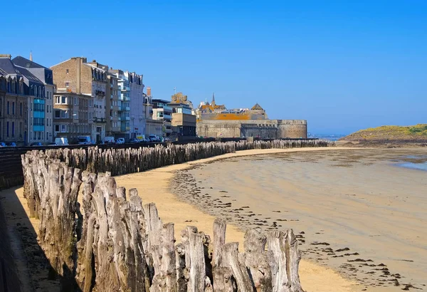 Pláž obezděné město Saint-Malo v Bretani — Stock fotografie