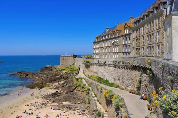 Muret by Saint-Malo strand i Bretagne - Stock-foto