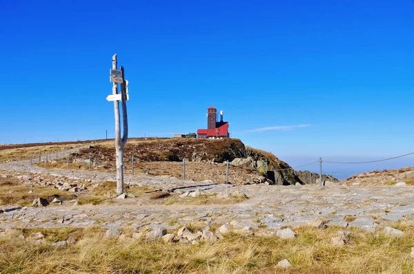 Circo nevado e cabana de montanha em montanhas gigantes — Fotografia de Stock