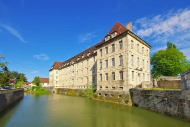 Dole, eski askeri hastane ve şimdi lise, Fransa