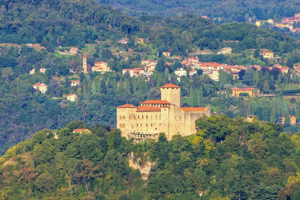 Rocca di Angera na Lago Maggiore — Stock fotografie