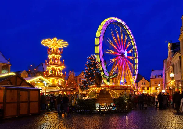 Vánoční trh v noci Chotěbuz — Stock fotografie