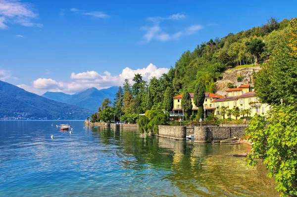 Colmegna on Lago Maggiore in northern Italy — Stock Photo, Image