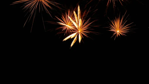 Los fuegos artificiales grandes, las chispas hermosas en la noche, celebran un nuevo año —  Fotos de Stock