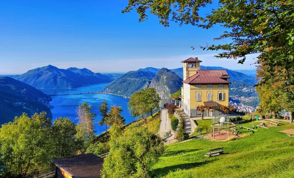 Vista de Monte Bre para o Lago Lugano e Monte San Salvatore — Fotografia de Stock