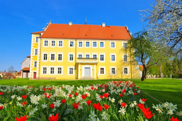 Tavaszi luebben-kastély — Stock Fotó
